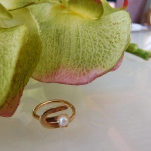 14k yellow gold ring set with a cultured pearl SZ 3